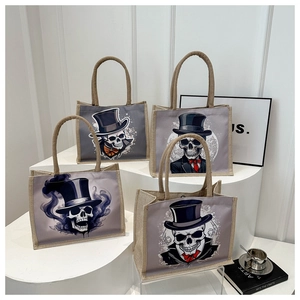 Détail de quatre sacs cabas en toile avec imprimés tête de mort gothique et style lin