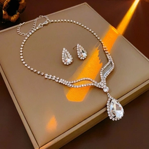 Französisches Schmuckset mit V-förmiger Strass-Halskette und Tropfenohrringen