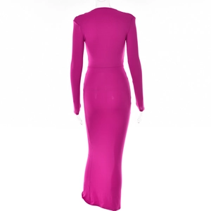 Vue arrière de la robe maxi moulante rose fuchsia soulignant la coupe et les manches