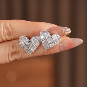 Vue macro de boucles d'oreilles cœur en argent plaqué or 18 carats avec zircones