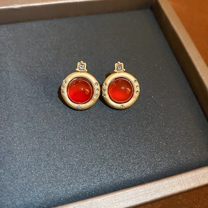 Boucles d'oreilles vintage dorées avec agate rouge et petits éclats de zircons