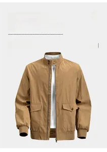 Detail einer braunen American Style Freizeitjacke mit Stehkragen und großen Pattentaschen