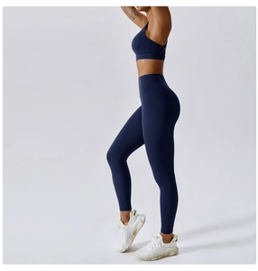 Vista laterale del set da yoga professionale con reggiseno sportivo e leggings a vita alta
