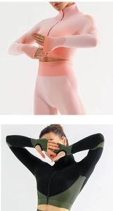 Détail d'un ensemble de yoga sans couture avec col zippé, passe-pouces et tissu côtelé
