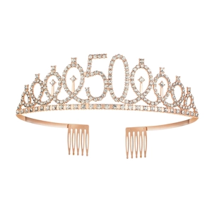 Dettaglio della tiara per il 50° compleanno in oro rosa con strass e pettini laterali