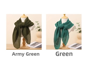 Dettaglio di foulard quadrati a pieghe nei colori verde militare e smeraldo