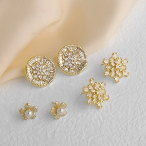 Set de tres pares de pendientes dorados con copos de nieve de circón y flores de perla