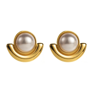 Boucles d'oreilles créoles en acier doré avec perles blanches sur fond blanc impeccable