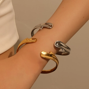 Bracciale Rigido Aperto In Acciaio Inossidabile Geometrico Placcato Oro 18 Carati Metallo Liquido Ondulato Lucidato