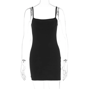 Gros plan d'une mini robe moulante noire à fines bretelles en maille lisse et extensible