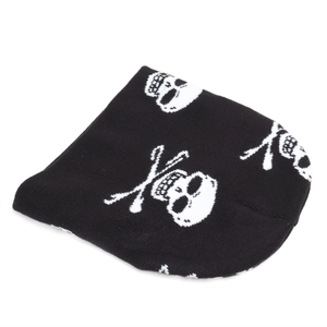 Vue détaillée du motif de crâne blanc sur un bonnet en tricot noir d'hiver chaud
