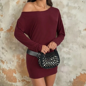 Eng anliegendes burgunderrotes schulterfreies Langarm-Minikleid mit Nietenhandtasche