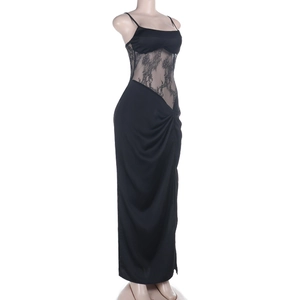 Détail du patchwork en dentelle transparente et fronces latérales sur cette robe noire