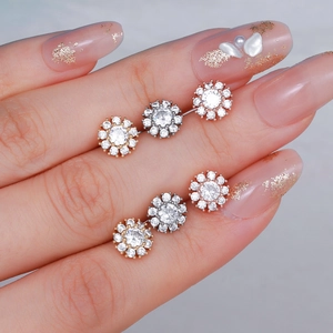 Juego de pendientes de flor con circonitas doradas y plateadas en tres tamaños
