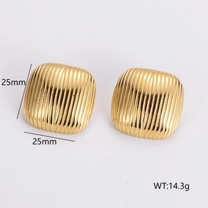 Detailed view of 25mm vintage 18k gold plated striped square earrings weighing 14.3g