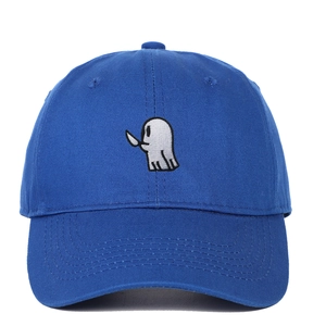 Détail de la broderie fantôme blanche avec poignard sur casquette de baseball en coton bleu