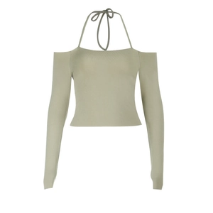 Detailansicht des salbeigrünen Rippstrickstoffs des schulterfreien Langarmshirts