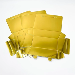 Vue à plat de boîtes cadeaux dorées non pliées avec effet miroir pour bricolage