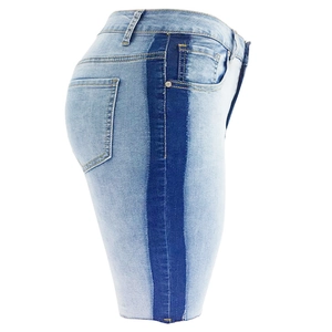 Détail du short en jean à taille mi-haute avec bandes latérales et ourlet effiloché