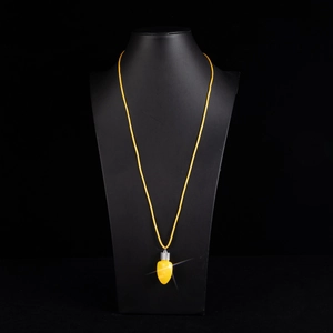 Collier de Noël avec pendentif ampoule LED jaune sur présentoir mannequin noir