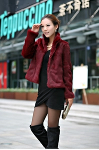 Détail d'un manteau en fausse fourrure rouge avec texture brillante et col à revers