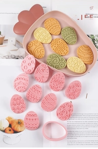 Primo piano di stampi per biscotti 3D a forma di uovo di Pasqua con biscotti decorati