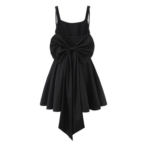 Robe à bretelles noire dos nu élégante avec un grand nœud et de longs rubans au dos