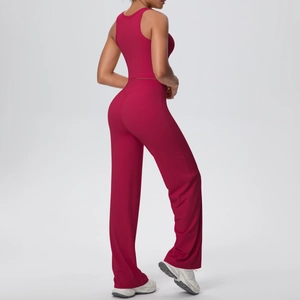 Set yoga rosso scuro con reggiseno sportivo e pantaloni a gamba larga a vita alta