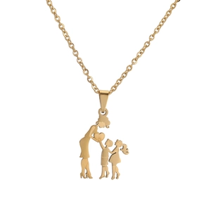 Collier en acier inoxydable doré avec silhouette de mère, enfants et motif cœur