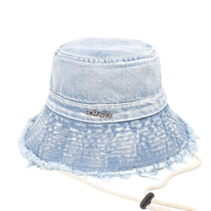 Cappello a secchiello in denim lavato azzurro con bordi sfrangiati e laccio regolabile