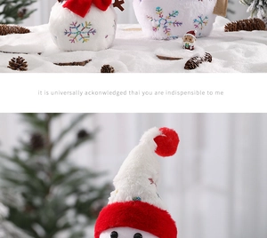 Dettaglio pupazzo di neve di peluche con fiocchi di paillettes e papillon rosso natalizio