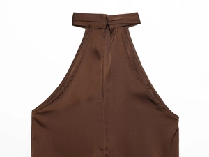 Détail du haut dos nu en satin marron chocolat avec une texture de tissu lisse et polie