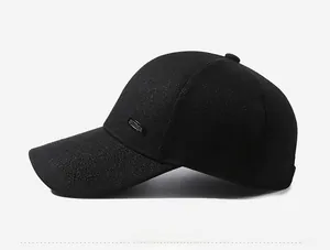 Vue latérale d'une casquette de baseball noire avec imprimé SPORT et plaque en métal