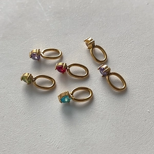 Set mit sechs bunten Geburtsstein-Anhängern mit polierten goldenen Metallringen