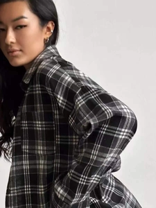 Chemise à carreaux vintage surdimensionnée pour femme avec manches longues en gris et noir