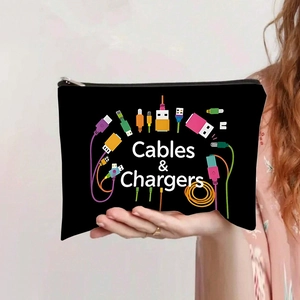 Detailopname van een zwarte canvas tas voor kabels en laders vastgehouden in de hand