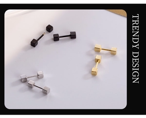 Détail de boucles d'oreilles barre cube minimalistes en finitions noir, or et argent