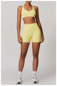 Set yoga giallo tenue con reggiseno sportivo a vogatore e pantaloncini a vita alta