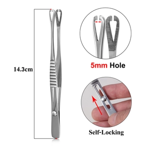 Dettaglio della pinza per piercing autobloccante da 14,3 cm con foro da 5 mm