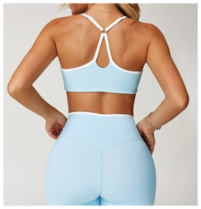 Detail eines Cross-Back-Yoga-BHs und Leggings in Himmelblau mit weißem Kontrastrand