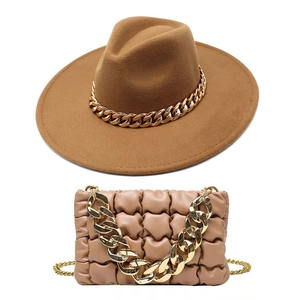 Kamelfarbener Filzhut und gesteppte Handtasche mit markanter goldener Acrylkette im Set