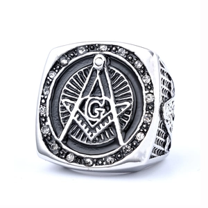 Vintage Freimaurer Edelstahlring mit G-Symbol und Kristallen auf weißem Hintergrund