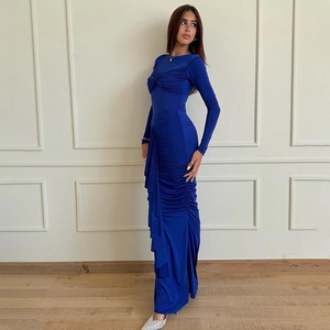 Détail de la texture plissée élégante et du nœud torsadé sur une robe longue bleue ajustée