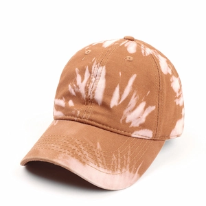 Détail d'une casquette de baseball tie-dye vintage avec motif marron et visière courbée