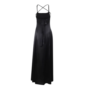 Détail de la robe de soirée élégante en satin noir avec laçage croisé dans le dos
