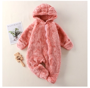 Detail der rosa Korallenfleece-Baby-Strampler mit Kapuze, Reißverschluss und Fuß