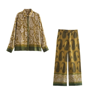 Ensemble satiné jaune pour femme avec chemise à manches longues et pantalon large