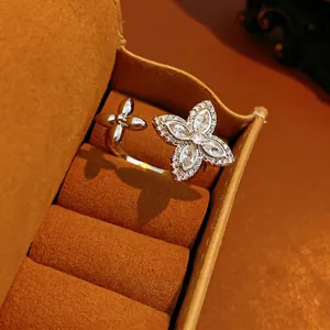 Bague trèfle exquise en argent avec zircons marquise sur boîte à bijoux en velours