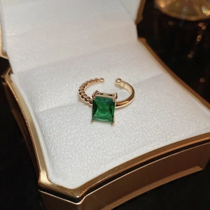 Verstelbare gouden ring met rechthoekige smaragd zirkoon en stijlvol kralenband