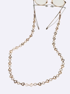 Detail der goldenen Herz-Brillenkette mit hohlen Gliedern und rutschfesten Silikonschlaufen